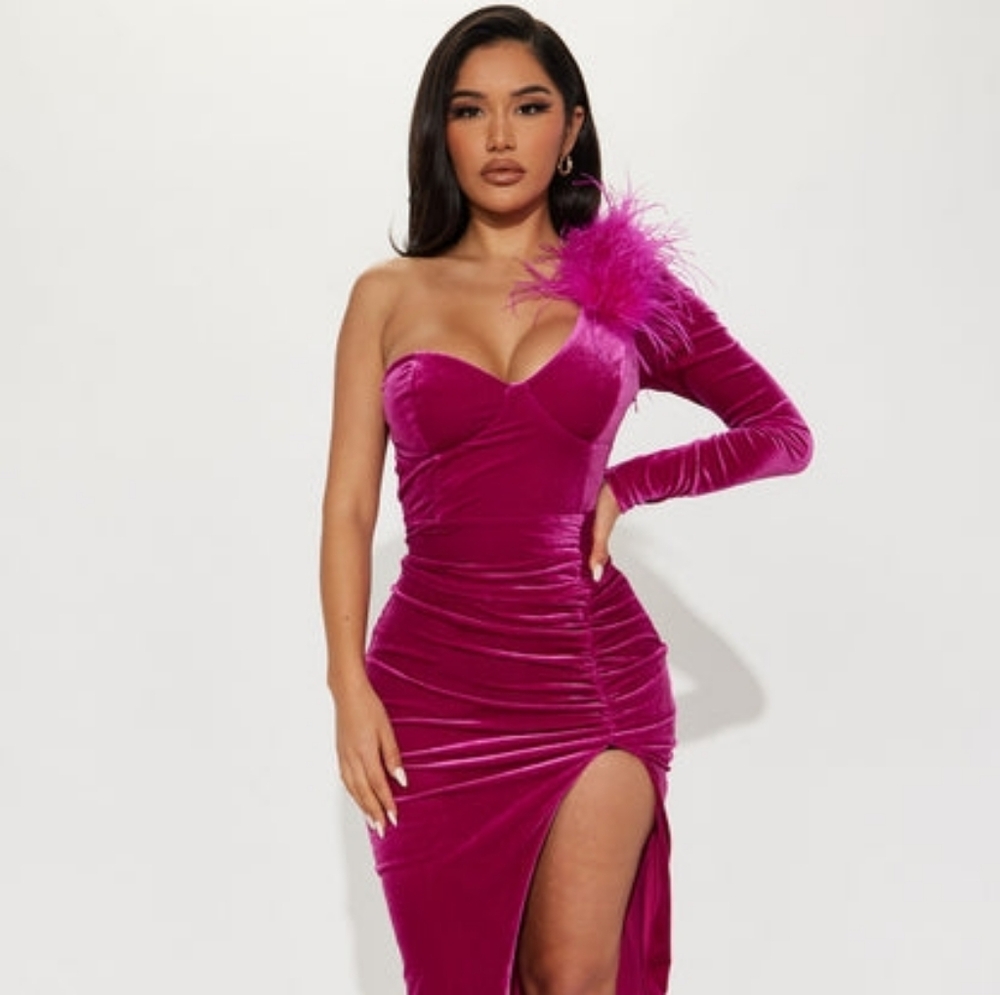Fashion Nova Velvet One Shoulder Feather Gown – NWT – Fuchsia